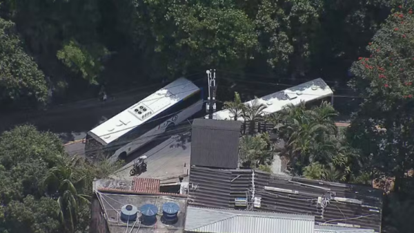 Criminosos sequestram 8 ônibus e usam como barricadas durante operação do Bope no RJ