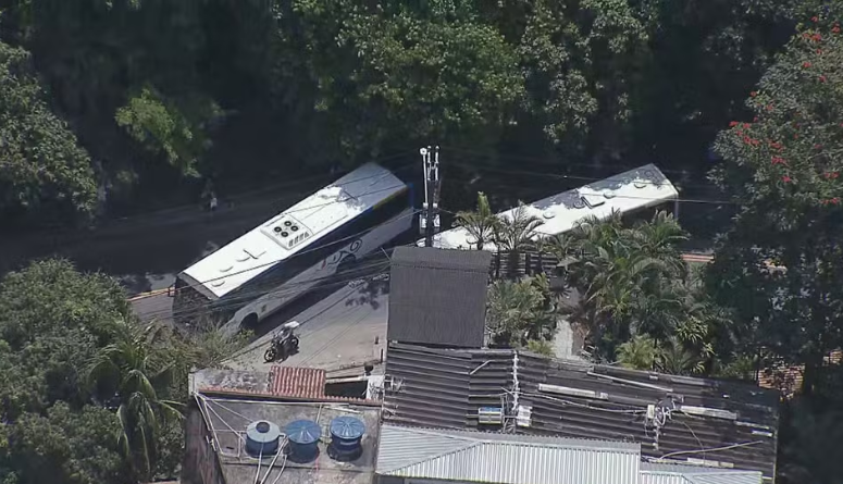 Criminosos sequestram 8 ônibus e usam como barricadas durante operação do Bope no RJ