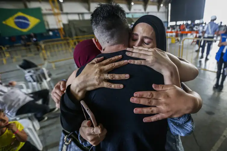 Aeronave parte de SP para 3º voo de repatriação de brasileiros no Líbano