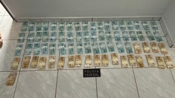 Polícia Federal apreende R$ 72 mil em espécie na casa de assessor de Gustavo Gayer