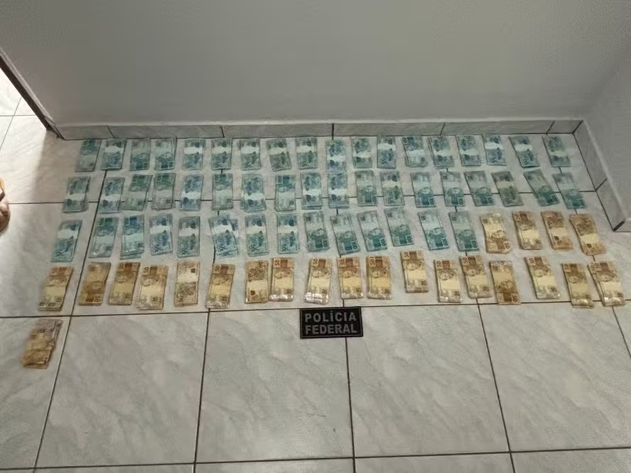 Polícia Federal apreende R$ 72 mil em espécie na casa de assessor de Gustavo Gayer