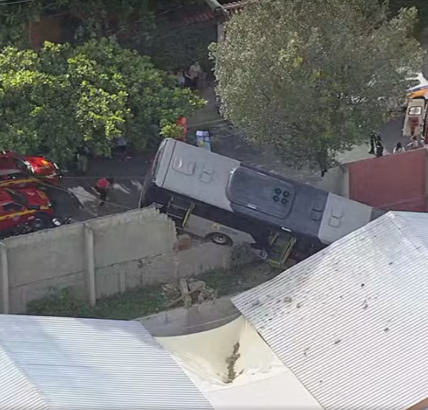 Ônibus perde freio, bate em muro de creche e deixa 12 feridos em BH