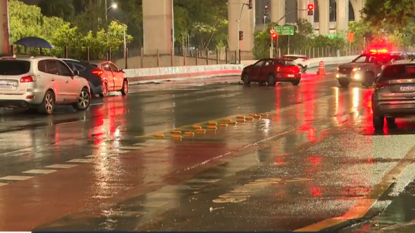 PMs e criminosos trocam tiros no meio de carros em avenida movimentada da Zona Sul de SP; 2 morrem e 4 são presos