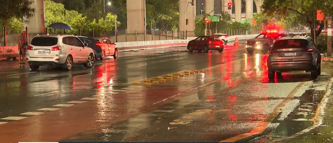 PMs e criminosos trocam tiros no meio de carros em avenida movimentada da Zona Sul de SP; 2 morrem e 4 são presos