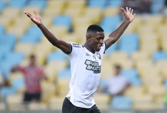 Luiz Henrique, do Botafogo •