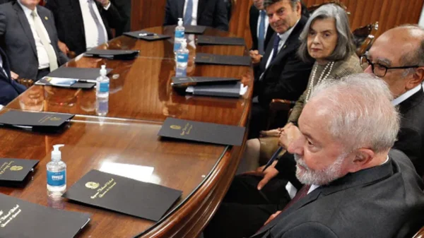 Novo quer explicações sobre reunião secreta de Lula com ministros do STF durante explosões no DF