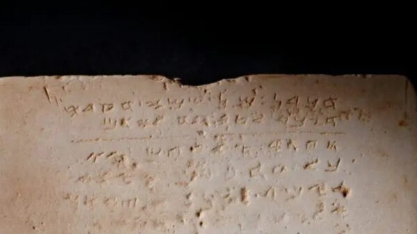 Tábua 'mais antiga do mundo' gravada com os Dez Mandamentos é leiloada por R$ 30,8 milhões