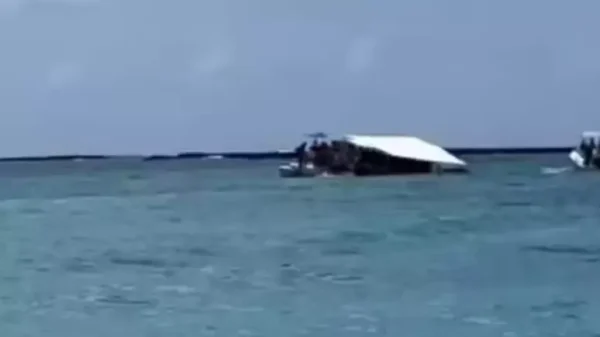 AL: Catamarã afunda durante passeio no mar em Maragogi; uma pessoa morreu