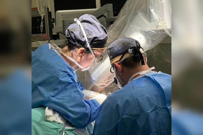 1ª cirurgia robótica de redesignação sexual é feita no Brasil