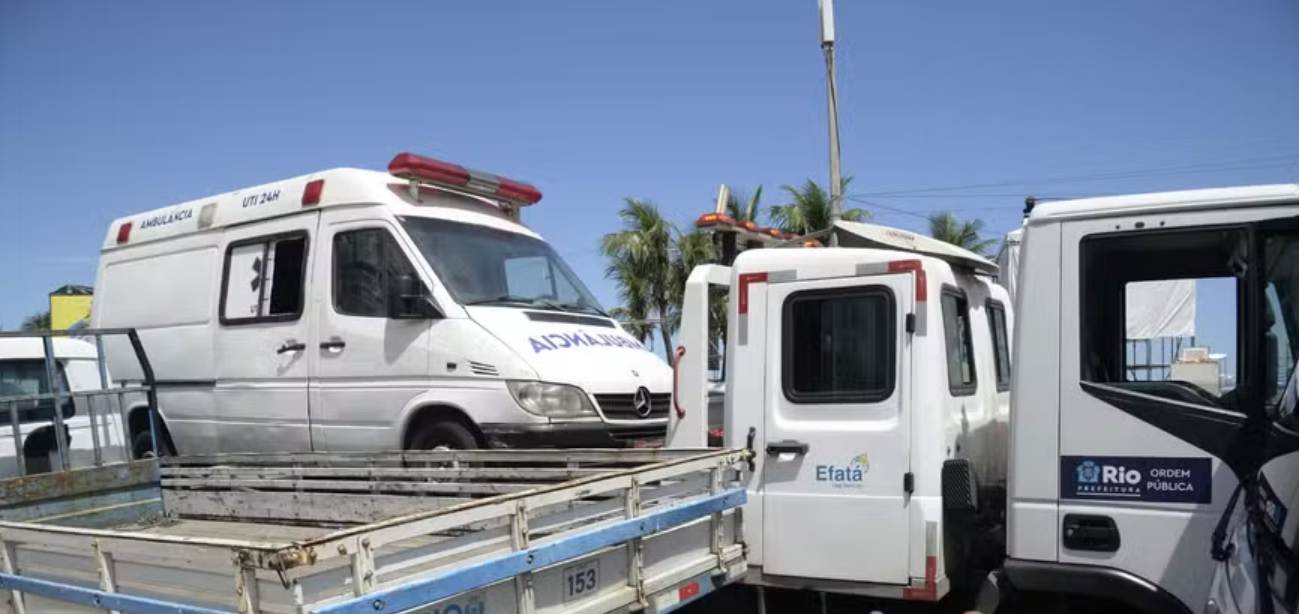 RJ: Ambulância é usada como depósito irregular de bebidas e móveis em Copacabana