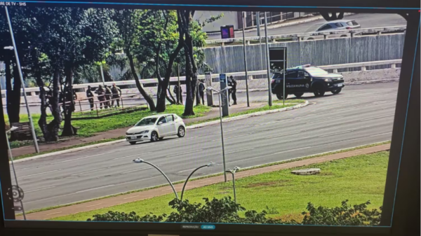 Homem em surto ameaça