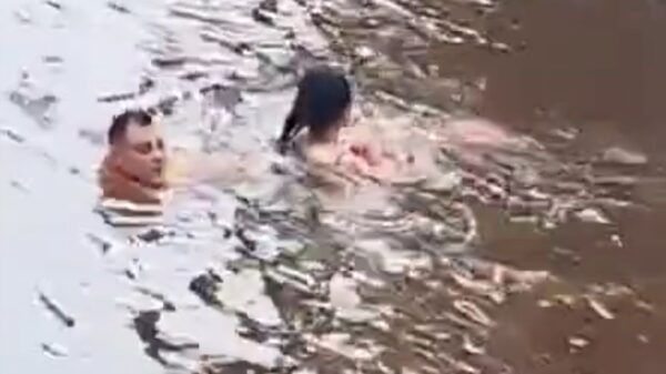 Mulher ponte cadarço