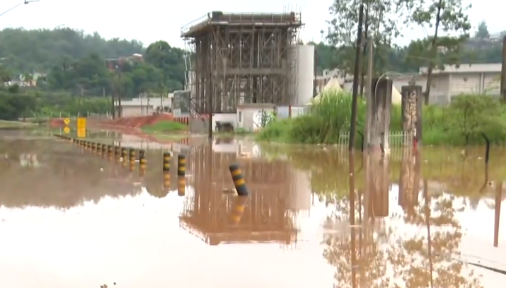 Chuva forte na Grande SP deixa ruas alagadas e pessoas ilhadas em casa; previsão é de mais pancadas