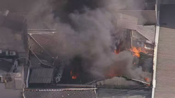 VÍDEO: Incêndio atinge imóvel comercial no Bom Retiro, Centro de São Paulo