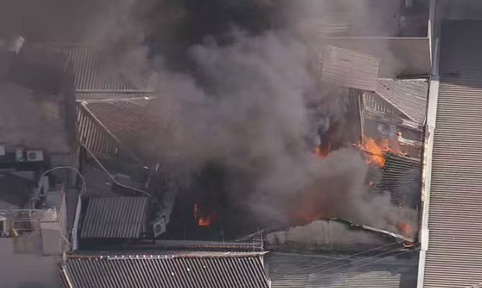VÍDEO: Incêndio atinge imóvel comercial no Bom Retiro, Centro de São Paulo
