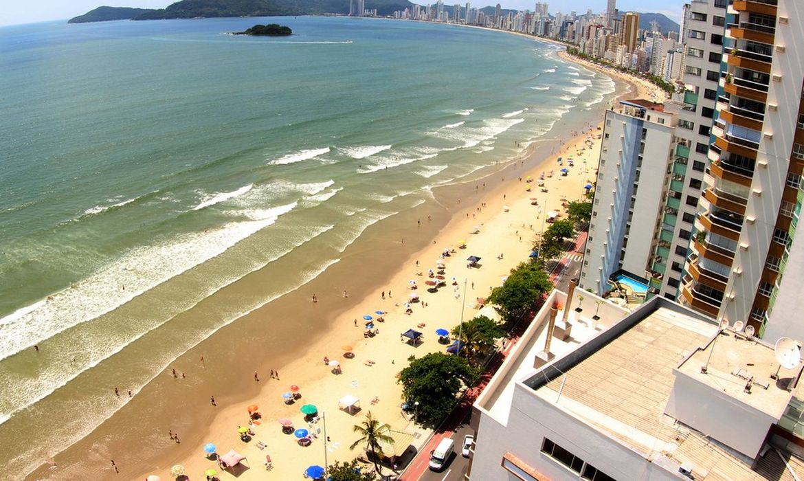 "Jurados" de jornal de esquerda elegem Balneário Camboriú (SC) a praia mais feia do Brasil