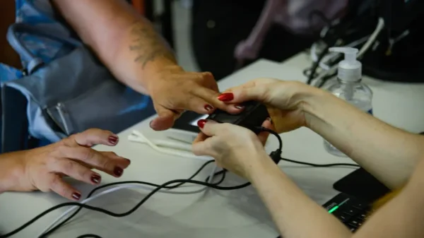 Câmara aprova biometria obrigatória para acesso a programas sociais do governo