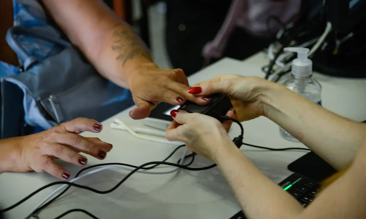 Câmara aprova biometria obrigatória para acesso a programas sociais do governo