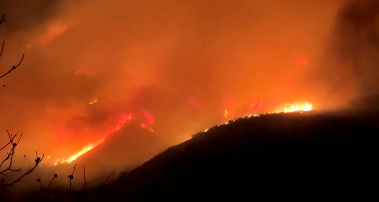EUA: Incêndio em Malibu ameaça 20 mil pessoas e 8.100 prédios
