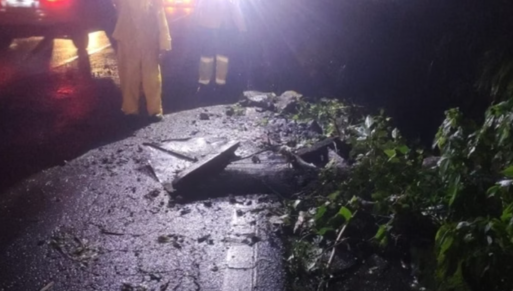 Deslizamento interdita parcialmente a Rodovia Mogi-Bertioga