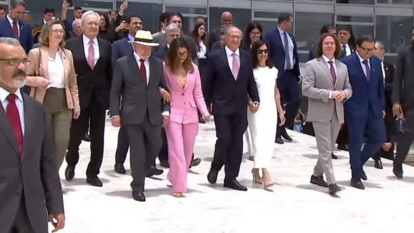 'Hoje é dia de dizermos em alto e bom som: ainda estamos aqui', diz Lula