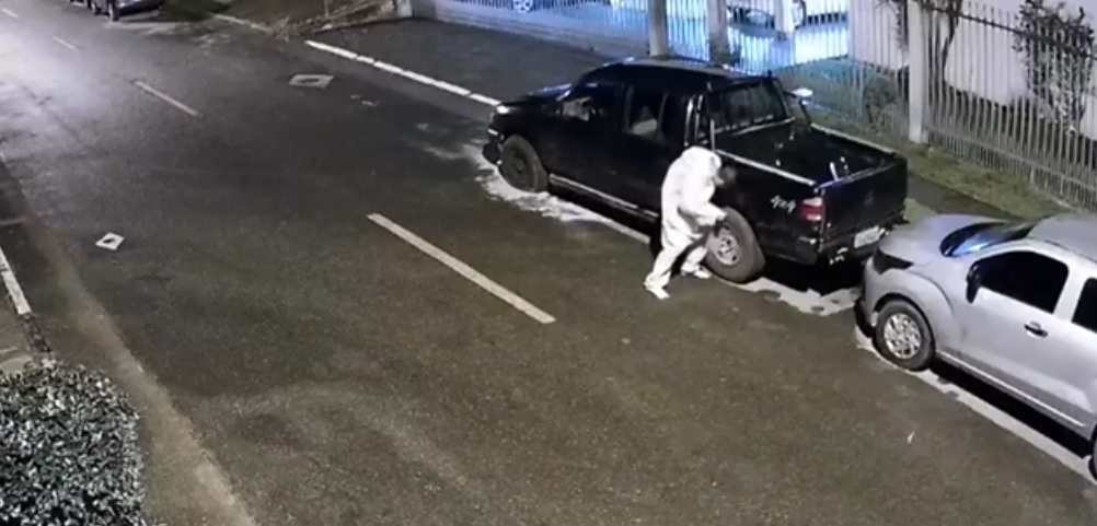 DF: 'Homem-coelho' armado com faca destrói carros e assusta moradores