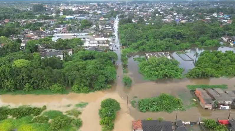 SP: Temporal em Peruíbe deixa cidade alagada e mais de 200 desabrigados