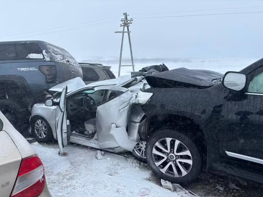 Mau tempo causa engavetamento gigantesco, com 95 carros batidos, no Cazaquistão