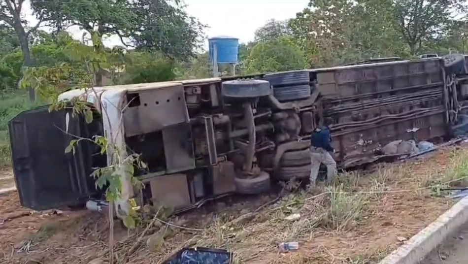 7 pessoas morrem e 15 ficam feridas após ônibus tombar no Piauí