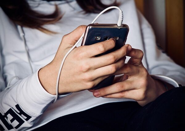 adolescentes no celular