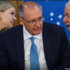 Presidente Luiz Inácio Lula da Silva (d), Vice presidente, Geral do Alckmin (c) e a ministra Gleisi Hoffmann (e), participam da assinatura de medida provisória que concede isenção da taxa de serviço metrológico para verificação de taxímetros. Foto: Valter Campanato/Agência Brasil
