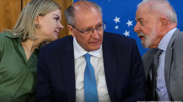 Presidente Luiz Inácio Lula da Silva (d), Vice presidente, Geral do Alckmin (c) e a ministra Gleisi Hoffmann (e), participam da assinatura de medida provisória que concede isenção da taxa de serviço metrológico para verificação de taxímetros. Foto: Valter Campanato/Agência Brasil