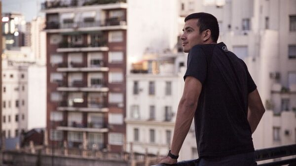 pessoa morando sozinho