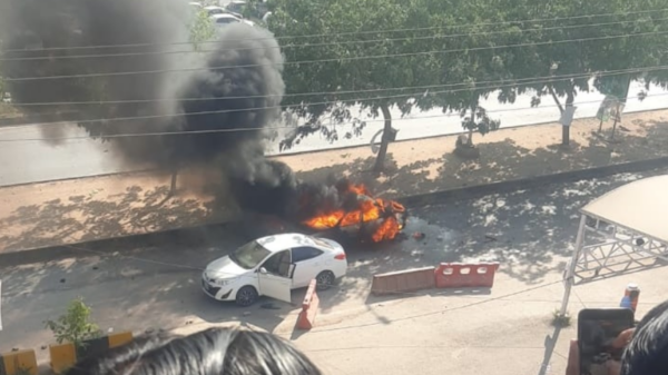 em frente a tribunal no Paquistão