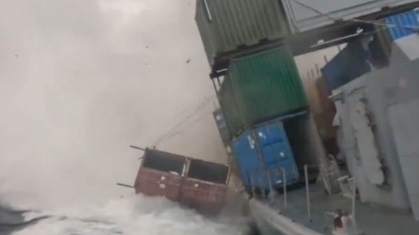 Submarino da OTAN Afunda Navio