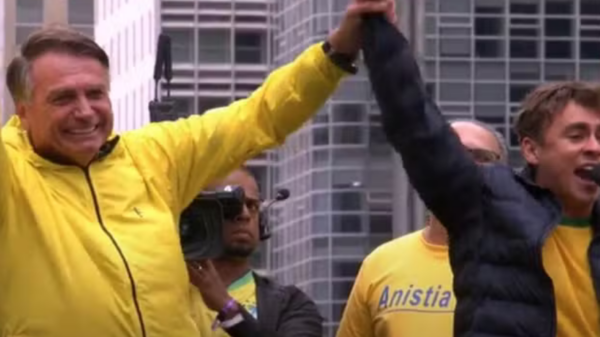 Nikolas Ferreira em visita a Bolsonaro