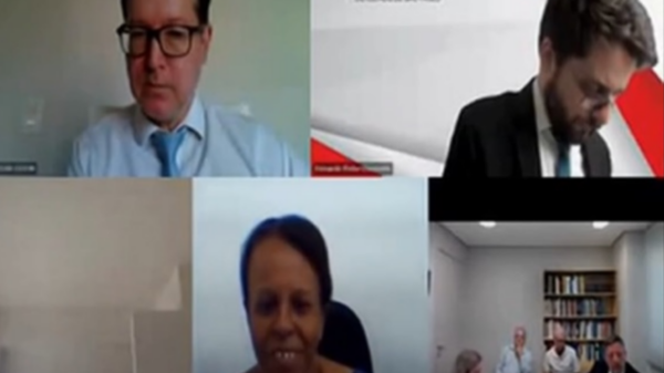 juiz risada testemunha