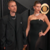 No Grammy, Justin e Hailey Bieber exibem broche “ICE OUT”