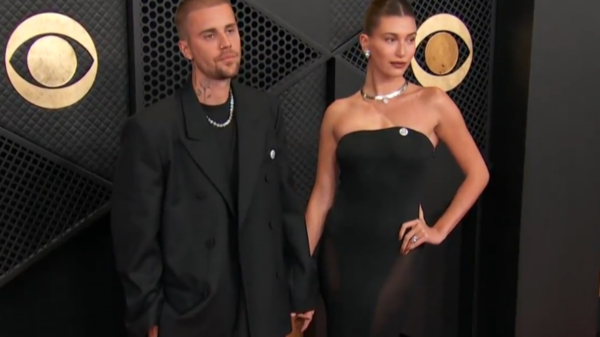 No Grammy, Justin e Hailey Bieber exibem broche “ICE OUT”