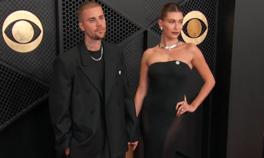 No Grammy, Justin e Hailey Bieber exibem broche “ICE OUT”