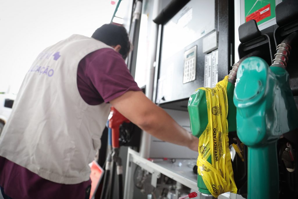 posto de gasolina combustível