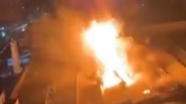 Madrugada de terror em Diadema: Incêndio gigante em depósito de tintas faz teto desabar.