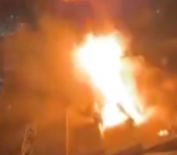 Madrugada de terror em Diadema: Incêndio gigante em depósito de tintas faz teto desabar.