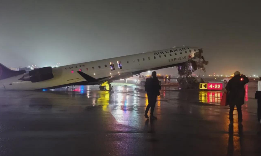 VÍDEO: Piloto e copiloto morrem após avião da Air Canada colidir com caminhão de bombeiros em aeroporto de Nova York