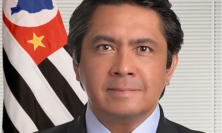 Senador é flagrado dirigindo sem placas e com CNH vencida em São Paulo