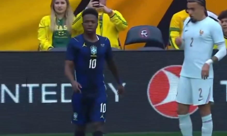 Com um a mais, Brasil perde para França e sai vaiado sob recorde de público