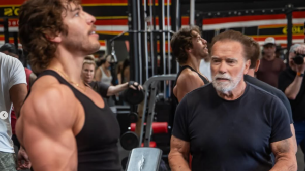 Arnold Schwarzenegger treina Joseph Baena