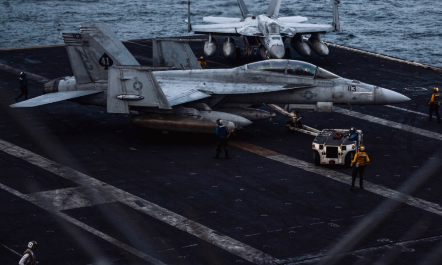 Irã declara “controle total” sobre golfo de Omã e ameaça atacar porta‑aviões americano