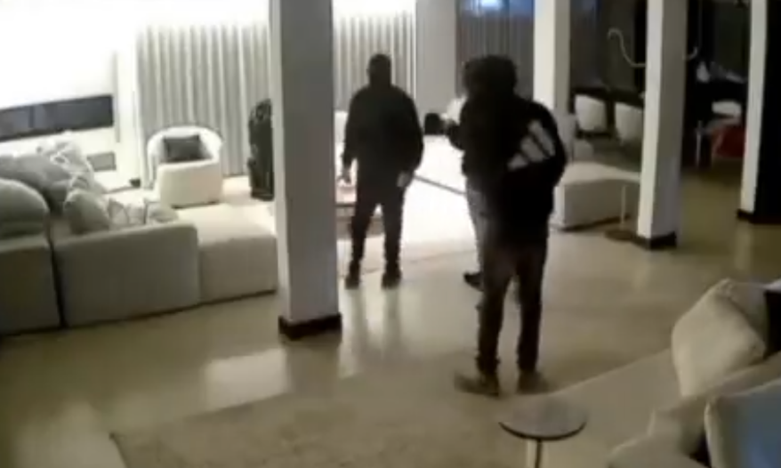 Vídeo mostra momento em que os criminosos de fuzil invadem a mansão de MC Poze