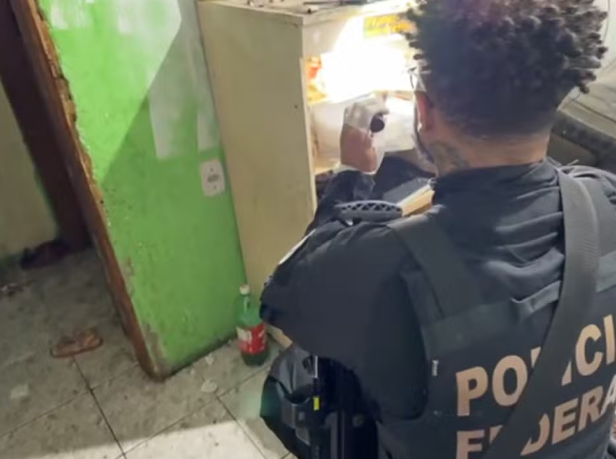 Mulher é presa pela PF acusada de filmar abusos contra as filhas